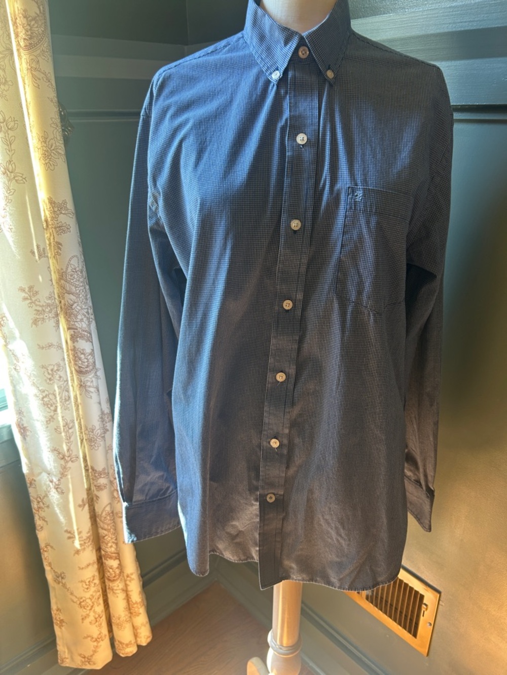 IZOD Men's Navy Button-Down Shirt
Size Medium